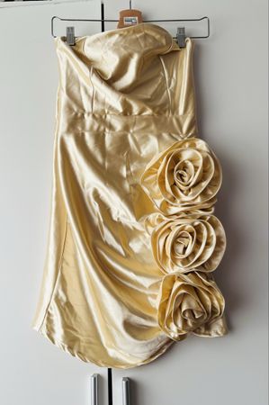 Damen Cocktailkleid gold trägerlos mit Rosen Dekor