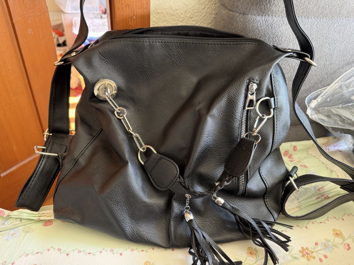 Borse: Black Vegan Leather Convertible Shoulder Bag – Usato da Schlieren venduto da mol_6xk6