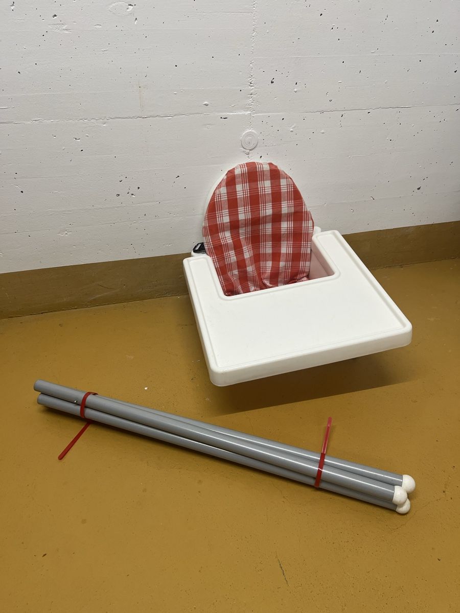 Chaises hautes: Kinderhochstuhl  weiss mit Polster rot – D'occasion à Würenlos par An-Mo21