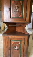 Antiker Eckschrank aus Holz mit Bauernmalerei