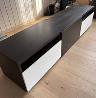 Meuble TV IKEA BESTÅ noir/brun avec façades blanches
