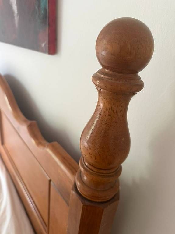 Lits: Handmade solid wood double bed (130cm wide) headboard  – D'occasion à Horgen par swi_dl7n 1