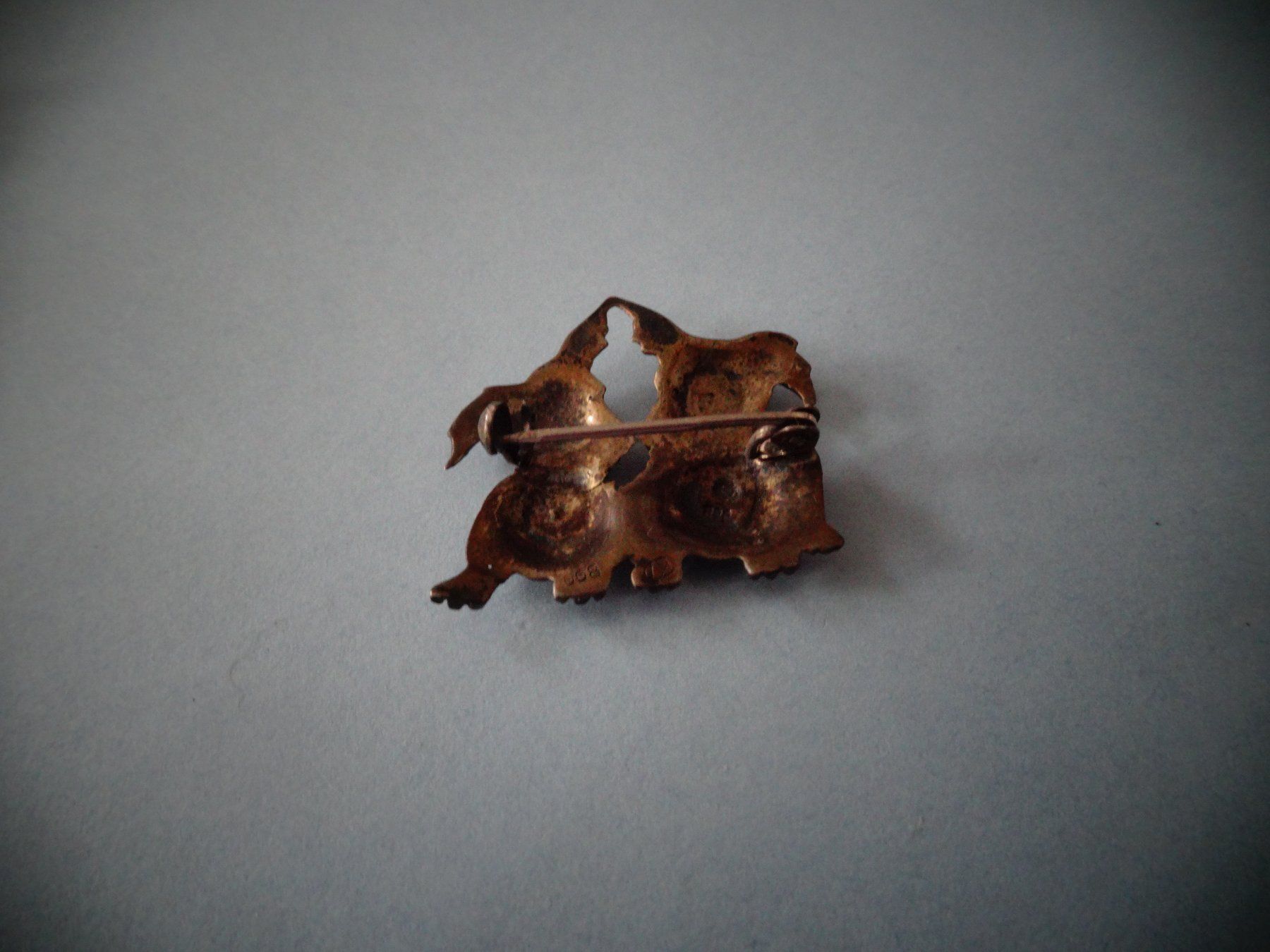 Broches & Aiguilles: Alter Anstecker 2 Hunde – D'occasion à Neerach par jenny062 1
