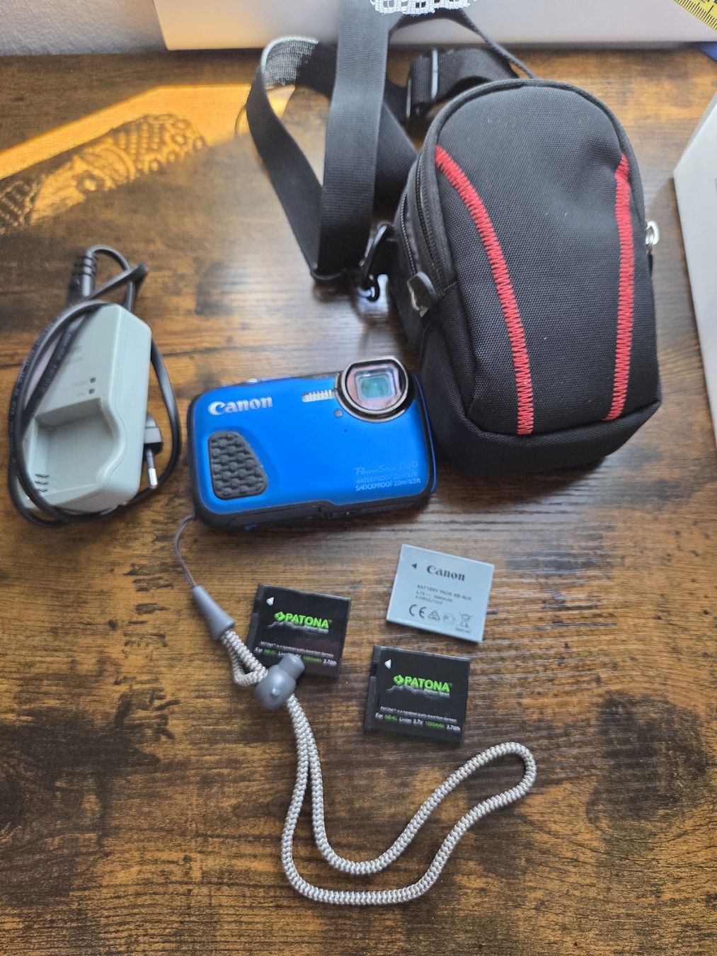 Canon Fotocamera: Canon PowerShot D30 blue waterproof camera with accessories – Usato da Winterthur venduto da Maricels_Boutique
