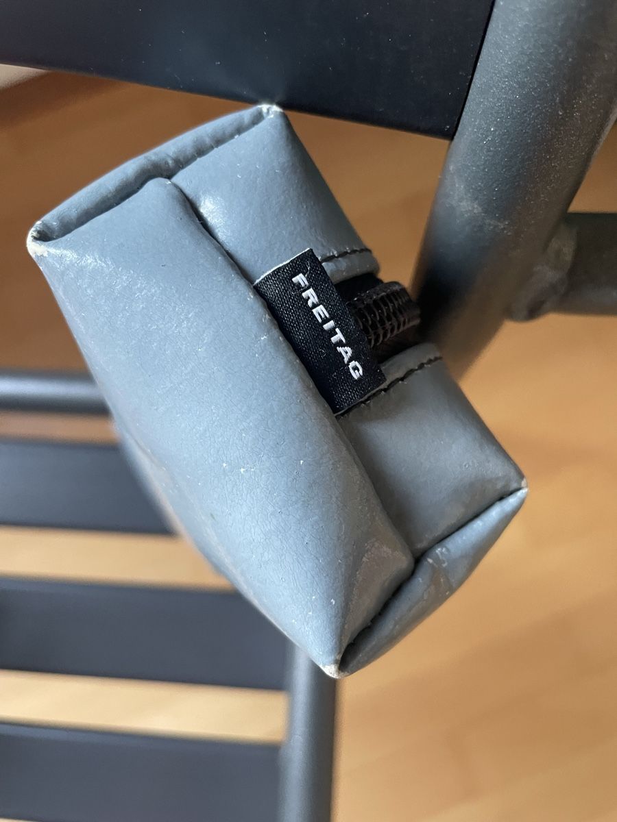 Freitag Trousses de maquillage: Freitag Pochette Tasche grau neuwertig – D'occasion à Aarau Rohr par susa_ 1
