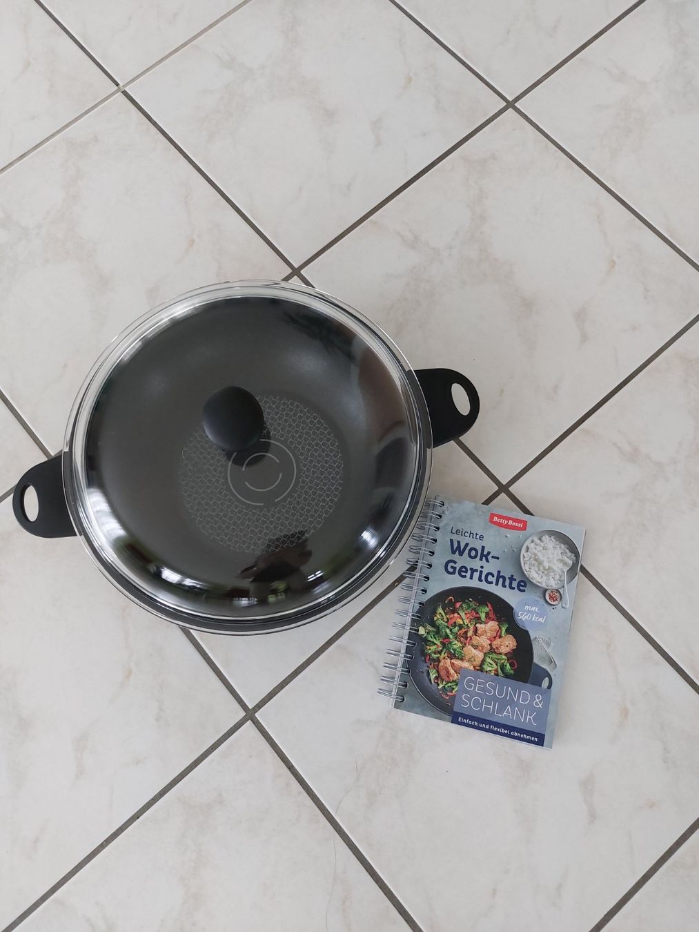 Betty Bossi Pfannen: Betty Bossi Wok mit Kochbuch – Gebraucht aus Schmitten FR von ReniStern