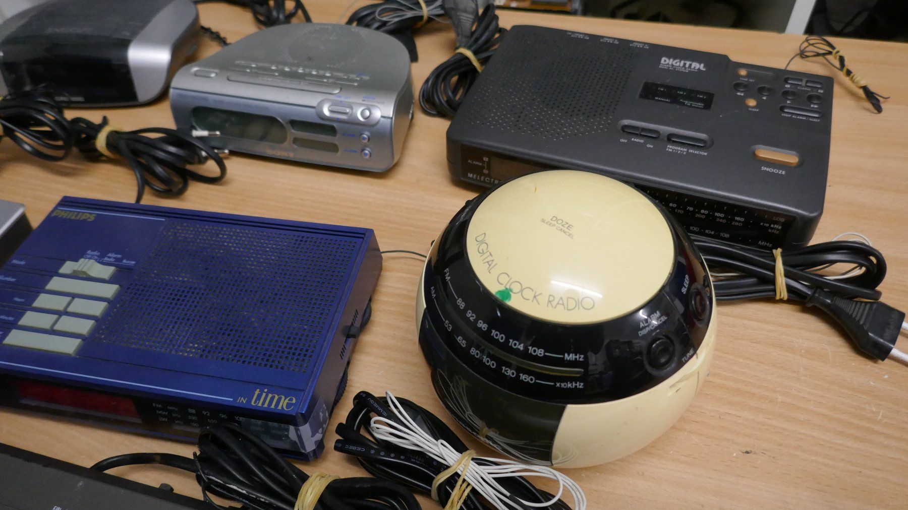 Sony Wecker: Grosse Sammlung Radio-Wecker – Gebraucht aus Wenslingen von FairlightCMI 3