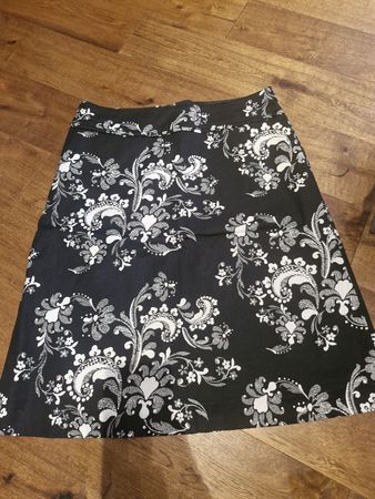 H&M Rock, Grösse M, Schwarz mit Blumenmuster, Sommer