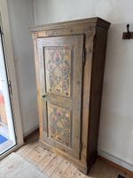 Bemalter Bauernschrank aus Holz – Landhausstil 