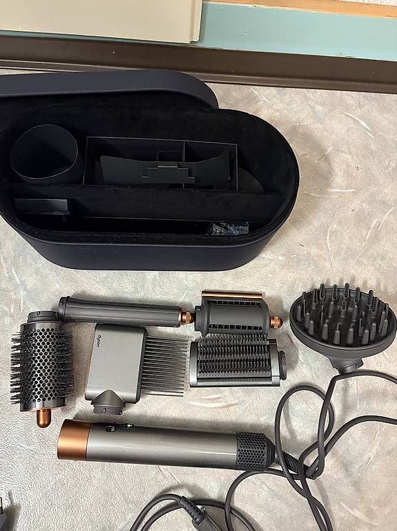 Dyson Piastre & Arricciacapelli: Dyson Airwrap Multistyler – Usato da Düdingen venduto da namunzle