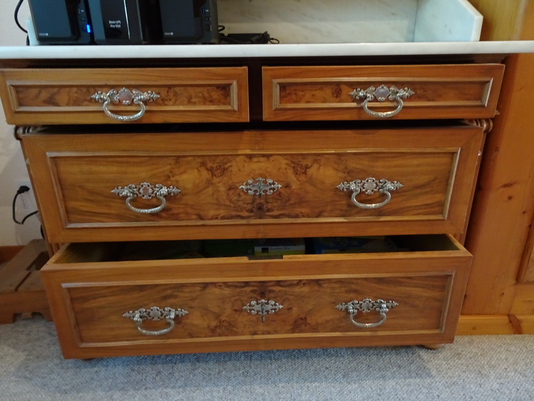 Commodes: Antike Nussbaumkommode mit Marmorplatte – D'occasion à Oberwangen b. Bern par est_d8gf 1
