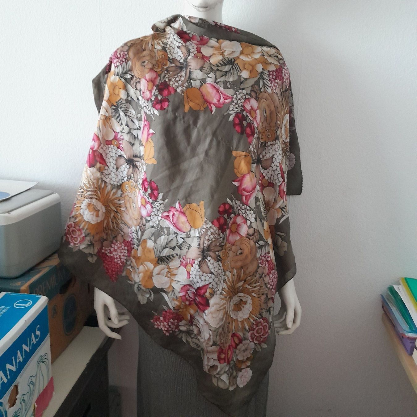 Foulards, Tücher & Schals: Schönes Tuch, Blumenmuster, Herbstfarben – Gebraucht aus Horgen von Amanda30