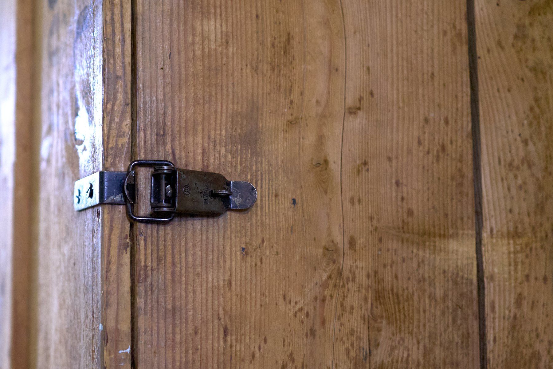 Armadi: Ancienne caisse industrielle Dubied transformée en armoire – Usato da Neuchâtel venduto da p_b_vdv7 7