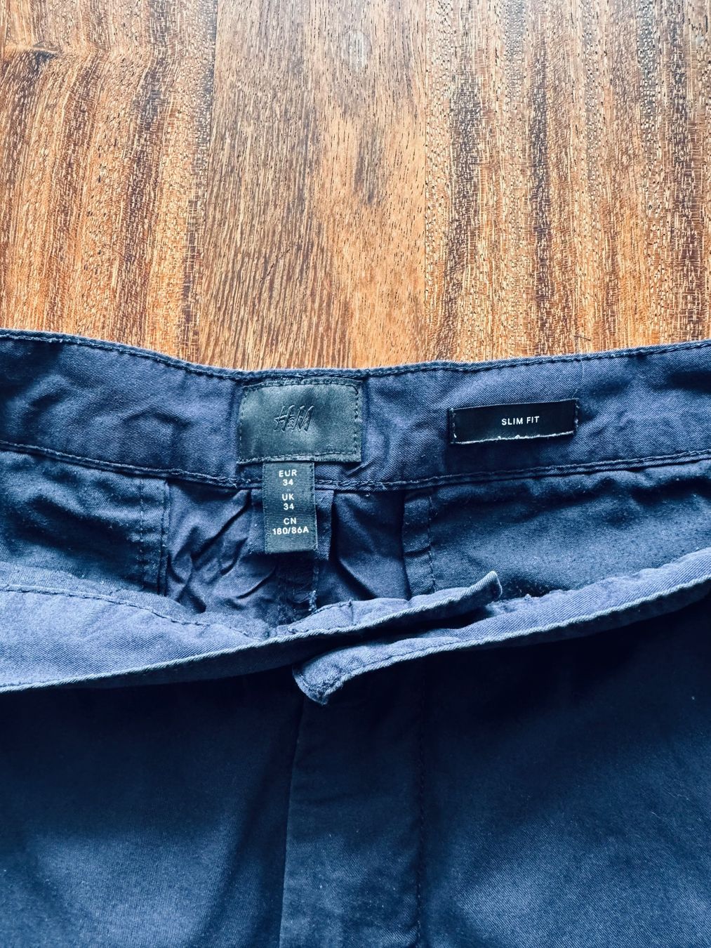 H&M Pantaloni: H&M Shorts Blau Slim Fit Grösse 34 – Nuovo (secondo la descrizione) da Ennetbaden venduto da DanielCPH 2