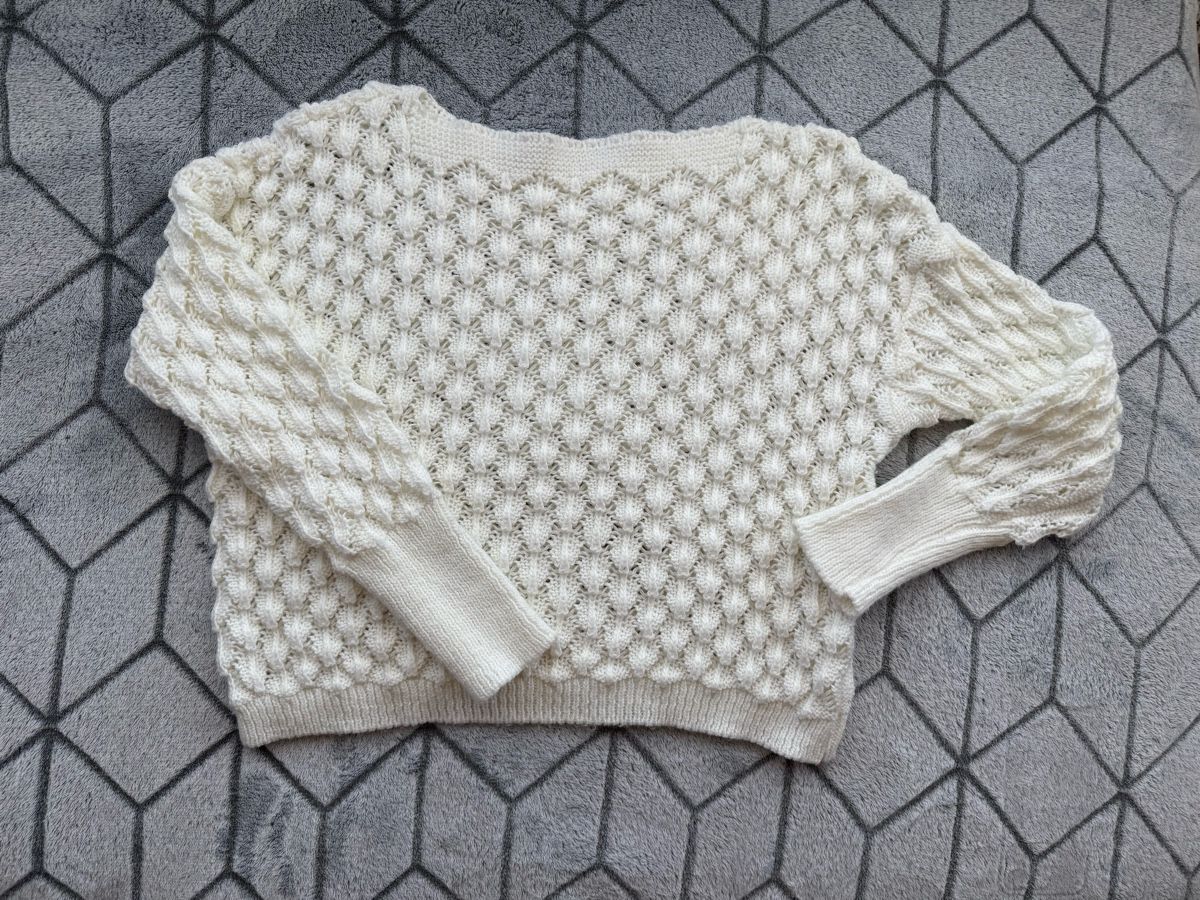 Pulls & Sweat-shirts: Strickpullover in weiss mit süssem Muster – D'occasion à Rüti ZH par Ella96 1