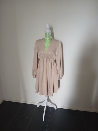 Damen Kleid beige V-Ausschnitt Grösse S neuer Zustand