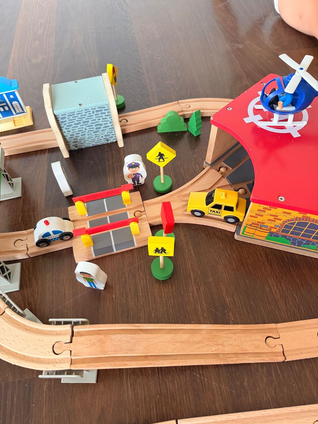Giocattoli: Holzeisenbahn und Strassen Set – Usato da Beringen venduto da wik_9xdy 7