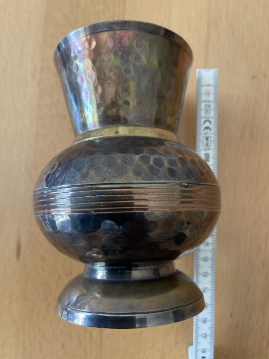 Vasen & Gefässe: Messingvase gehämmert,13,5 cm hoch – Gebraucht aus Mülligen von Flockenstiel
