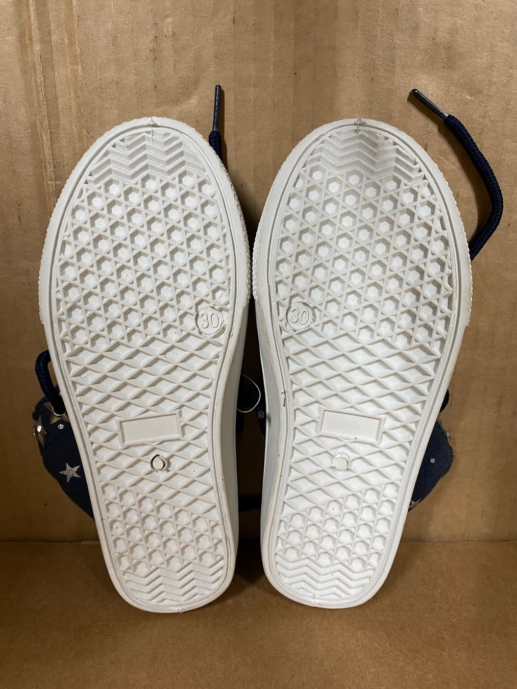 Schuhe für Jungen: Kinder-Sneaker Grösse 30 Sterne-Muster – Gebraucht aus Eschlikon TG von RamonaSt 4