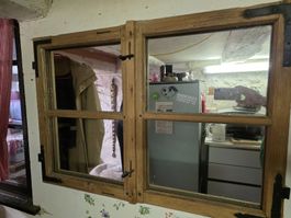 Altes, charmantes Bauernhausfenster mit Holzrahmen/ Spiegel