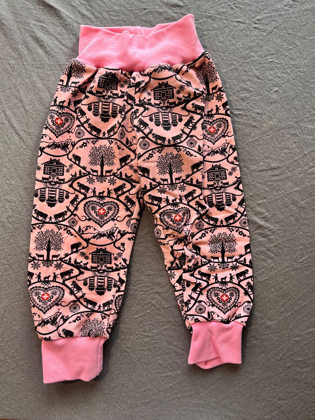 Pantaloni: 1 Kinderhose selbst genäht – Nuovo e nell'imballaggio originale da Büsserach venduto da bor_s88m