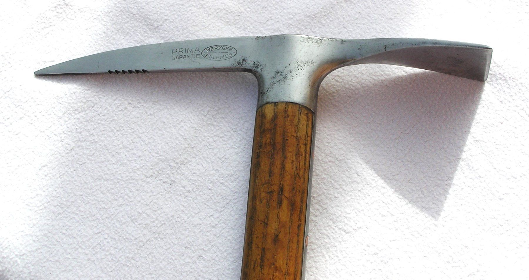 Attrezzatura da arrampicata: ALTER EISPICKEL GLETSCHERPICKEL PIOLET WERKGEN. FULPMES – Usato da Grenchen venduto da Antique-hunter 1