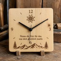 Handgefertigte Holzuhr mit Bergmotiv und Spruch – 20 × 20 cm
