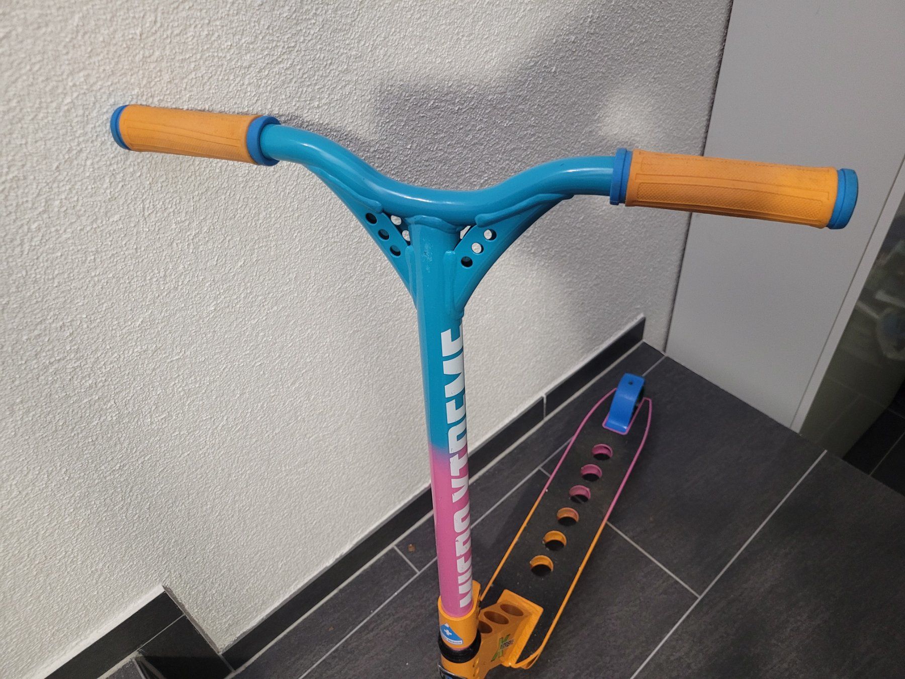 Micro Kickboard: Micro Scooter Trixx Regenbogen – Usato da Endingen venduto da Mobbele 1