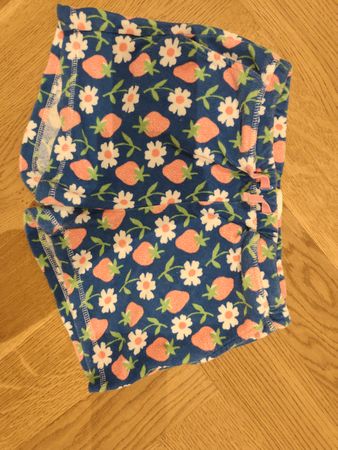 blaue Mädchen kurze Hose mit Erdbeeren und Blumen Muster.