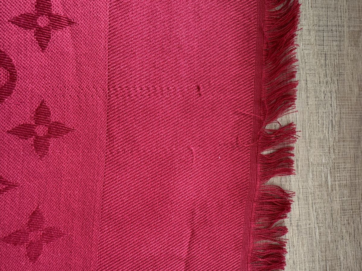 Louis Vuitton Foulard & Sciarpe: Louis Vuitton Monogram Classic Scarf with Box - Red – Usato da Meilen venduto da vic_9wmf 4