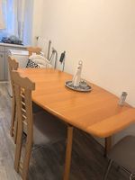 Tisch mit 4 Stühlen 