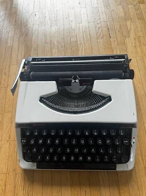 Macchine da scrivere: Vintage Schreibmaschine – Usato da Zürich venduto da Babylonia