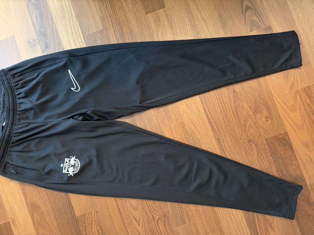 Pantaloni: Nike Trainingshose – Usato da Henau venduto da martina_1998 1