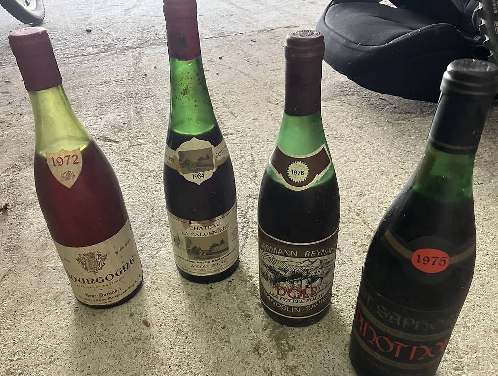 Wein: Bouteilles de vins anciennes  – Gebraucht aus Apples von chr_df5d