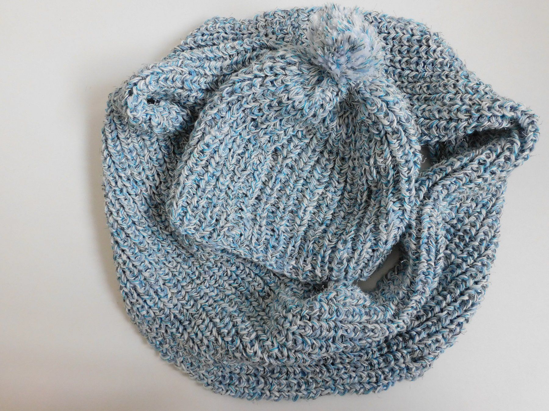 Hüte, Mützen & Caps: Selbstgestrickte Mütze& dazu passender Loopschal, hell blau – Neu und originalverpackt aus Walzenhausen von INROK 1