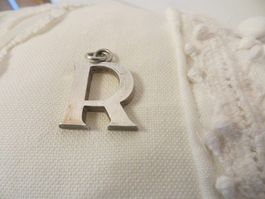 HUEBSCHER BUCHSTABEN-ANHAENGER R IN 800er SILBER