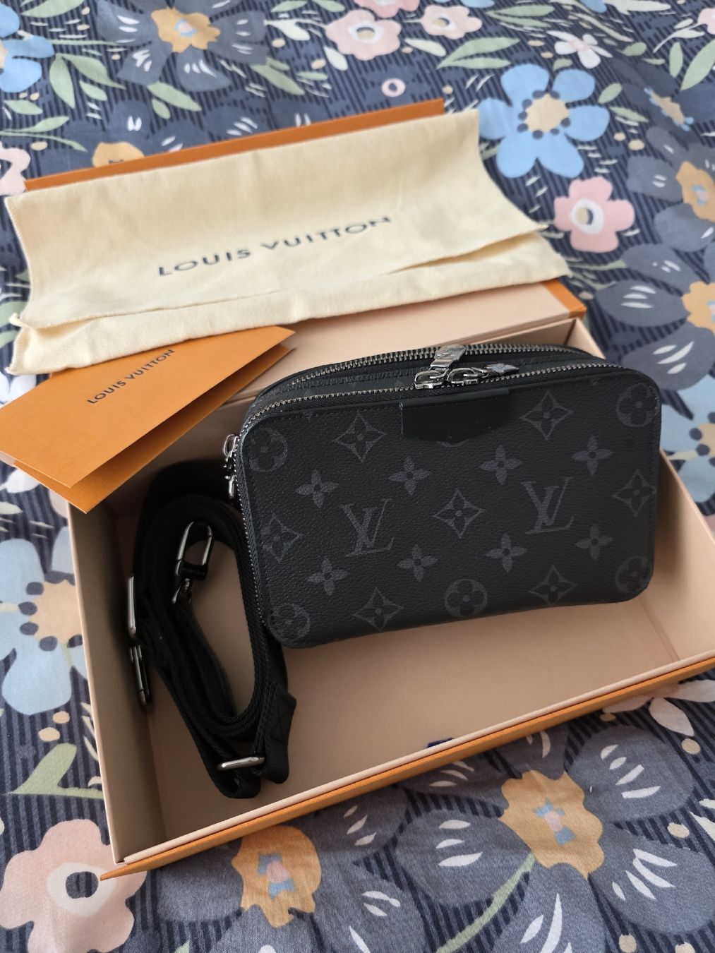 Louis Vuitton Sacs: Louis Vuitton Alpha Wearable Wallet - Monogram Eclipse – D'occasion à Oftringen par JG__4