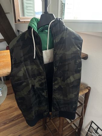 Veste à capuche camouflage taille l état neuf