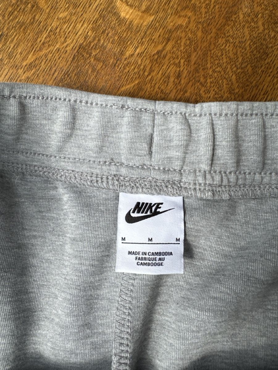 Nike Pantalons: Nike Tech Grey Tracksuit Taille M – D'occasion à Cugy VD par arr_jj52 1