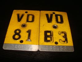 2 plaques de vélo moteur, jaunes.