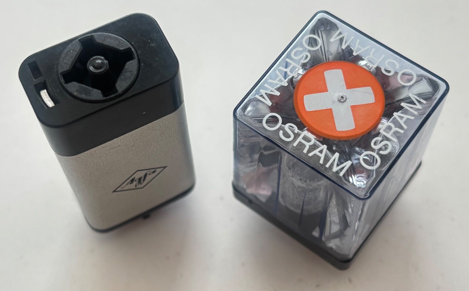 Agfa Blitze: Support Agfa pour Flash avec 1 flash Osram - 1/4 restant – Gebraucht aus Neuchâtel von gefdeneuch