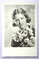 Jeune fille avec son bouquet de roses