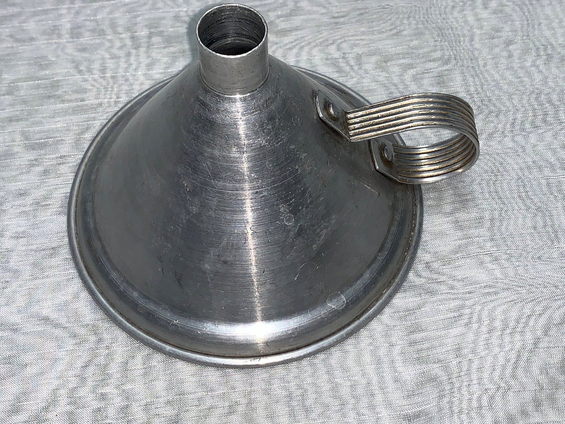 Altri elettrodomestici e apparecchi d’epoca: alter Trichter mit Henkel , aus Aluminium – Usato da Rickenbach SZ venduto da Frickler