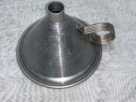 alter Trichter mit Henkel , aus Aluminium