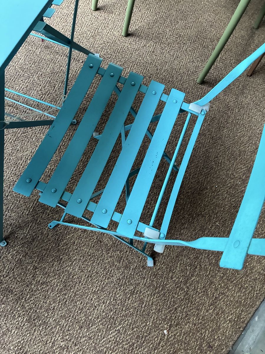 Set de table et chaises: Balkontisch mit 4 Stühlen türkis – D'occasion à Urtenen-Schönbühl par Evilette 2