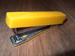 Agrafeuse de bureau jaune en métal bon état