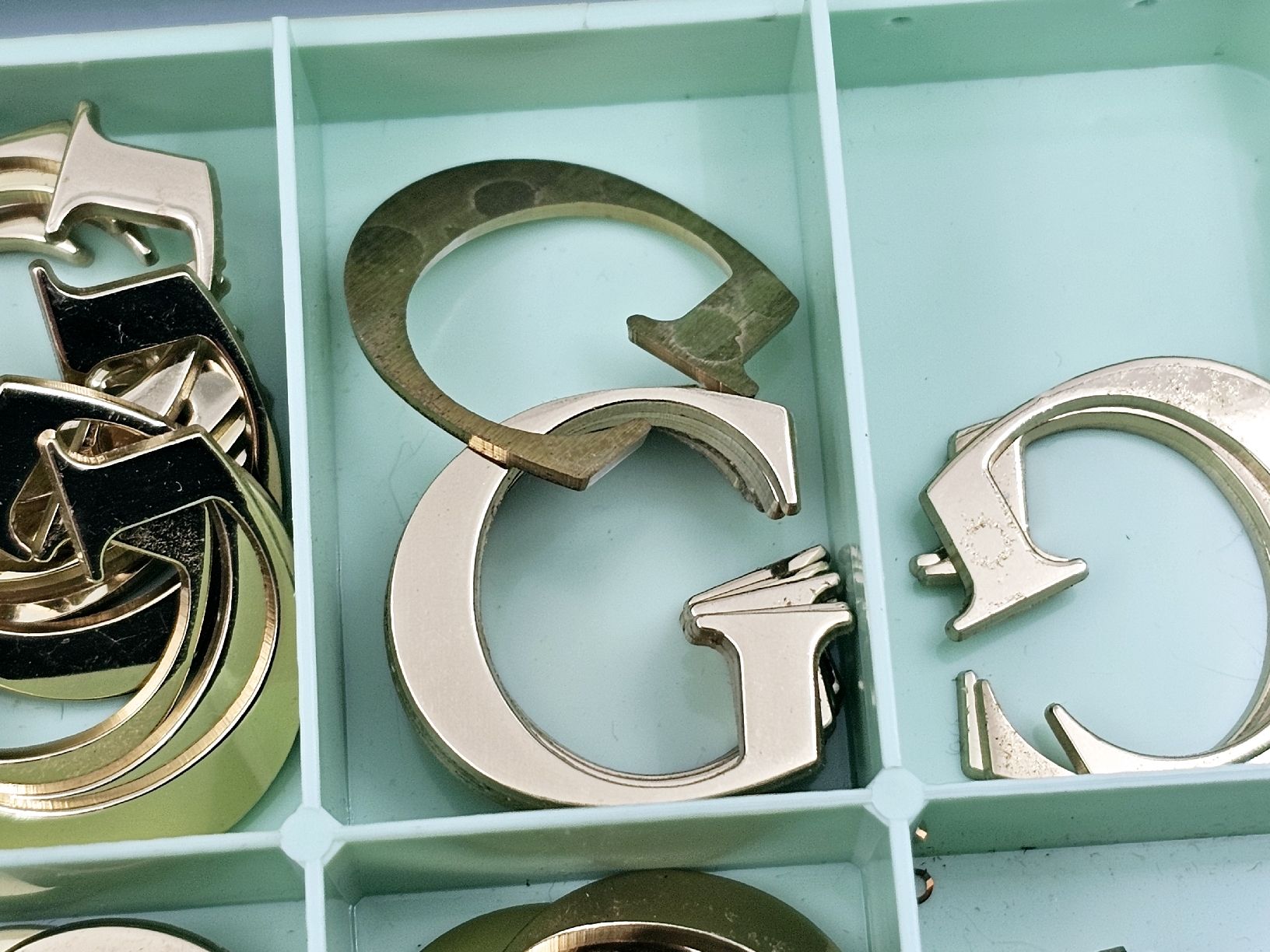 Alle Dekorationen: Goldene Buchstaben Gucci – Gebraucht aus Bassersdorf von AnkerWatch 5