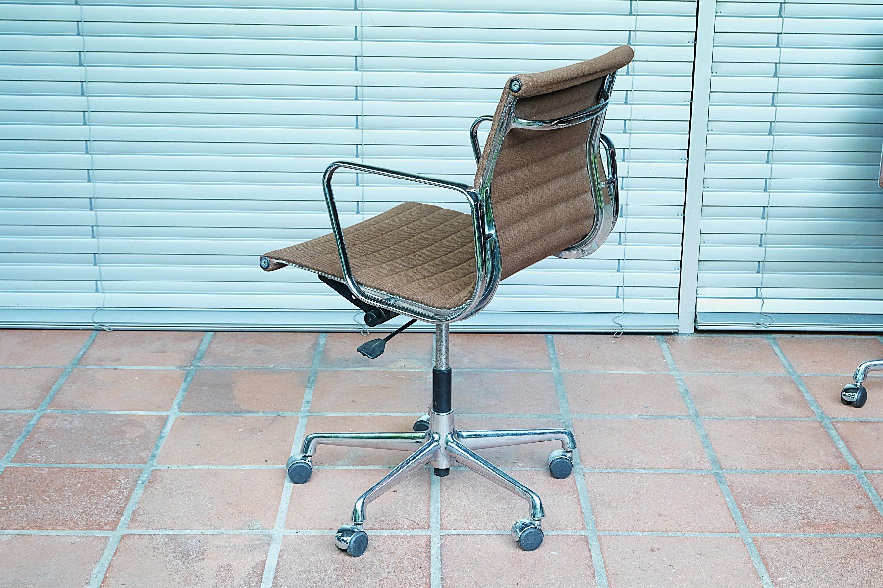 Eames Poltrone: Vitra Eames Aluminium Office Chair EA 117 – Difettoso da Bern venduto da secondchoice 4