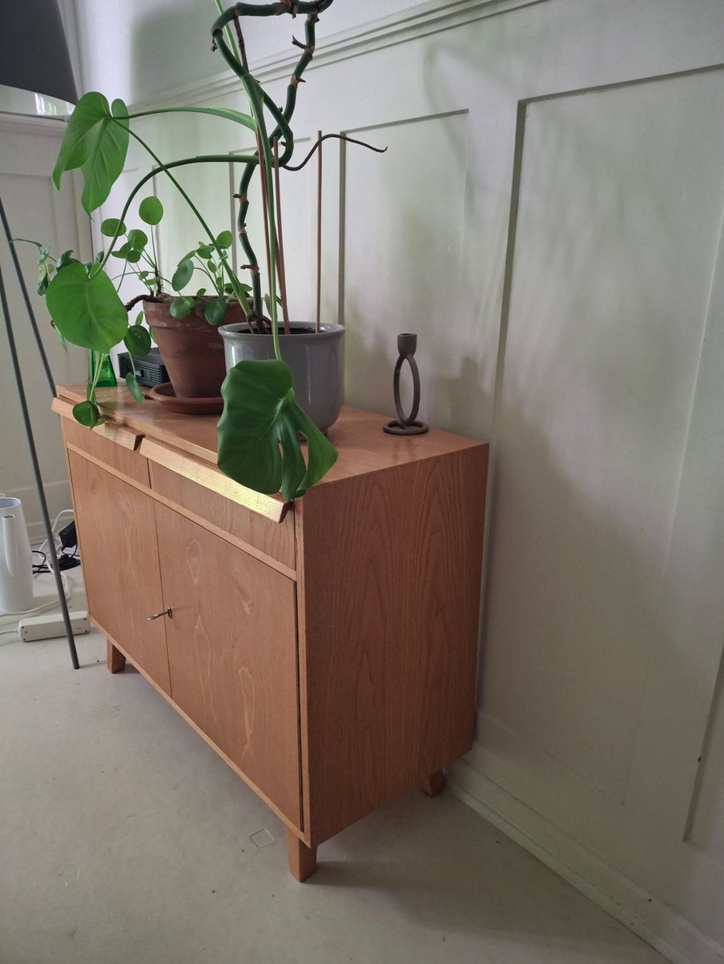 Cassettiere: Sideboard Holz mit 2 Tueren und Schubladen – Usato da Zürich venduto da etso 1