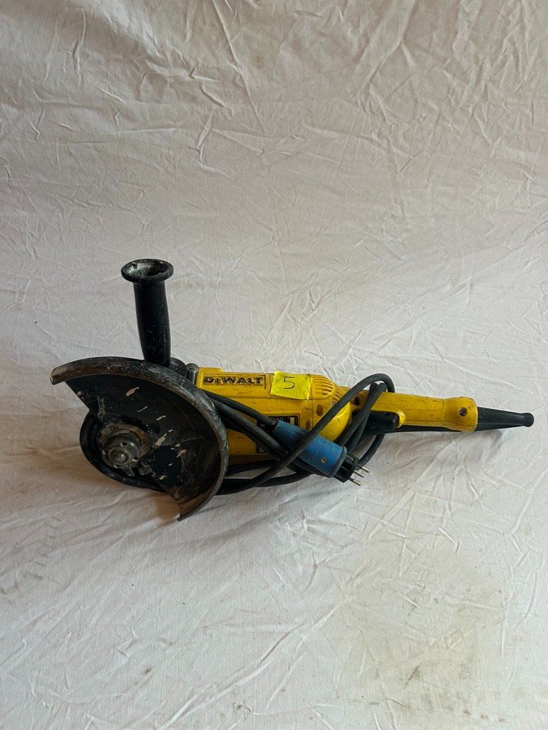 Tutte le macchine: Dewalt DWE 494 Meuleuse d'angle – Usato da Ste-Croix venduto da ana_m6yk